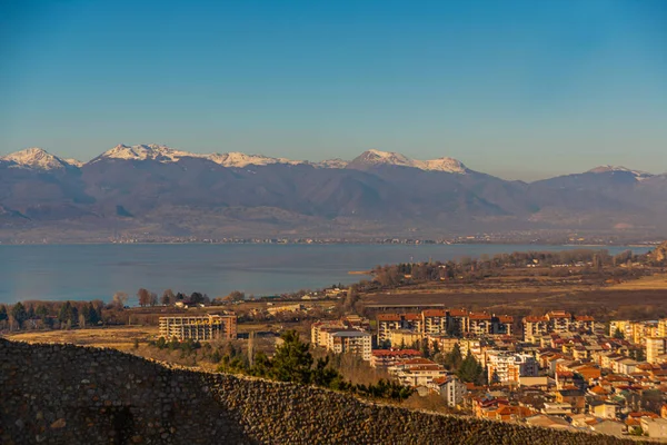 OHRID, NORTH MACEDONIA: Kuzey Makedonya 'daki UNESCO Dünya Mirasları Bölgesi olan Ohri Gölü üzerindeki Kral Samuel' in kale duvarlarının üst görüntüsü