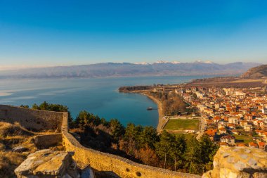 OHRID, NORTH MACEDONIA: Kuzey Makedonya 'daki UNESCO Dünya Mirasları Bölgesi olan Ohri Gölü ve Ohri Gölü üzerindeki Eski Samuel Kalesi veya Samuel' in Kalesi 'nin en üst manzarası