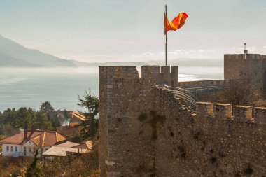 OHRID, NORTH MACEDONIA: Kuzey Makedonya 'daki UNESCO Dünya Mirasları Bölgesi olan Ohri Gölü ve Ohri Gölü üzerindeki Eski Samuel Kalesi veya Samuel' in Kalesi 'nin en üst manzarası