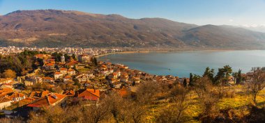 OHRID, NORTH MACEDONIA: Kuzey Makedonya 'daki UNESCO Dünya Mirasları Bölgesi olan Ohri Gölü ve Ohri Gölü üzerindeki Eski Samuel Kalesi veya Samuel' in Kalesi 'nin en üst manzarası
