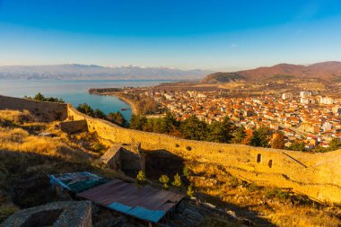OHRID, NORTH MACEDONIA: Kuzey Makedonya 'daki UNESCO Dünya Mirasları Bölgesi olan Ohri Gölü ve Ohri Gölü üzerindeki Eski Samuel Kalesi veya Samuel' in Kalesi 'nin en üst manzarası