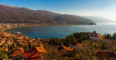 OHRID, NORTH MACEDONIA: Kuzey Makedonya 'daki UNESCO Dünya Mirasları Bölgesi olan Ohri Gölü ve Ohri Gölü üzerindeki Eski Samuel Kalesi veya Samuel' in Kalesi 'nin en üst manzarası