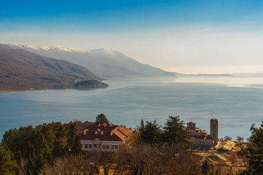 OHRID, NORTH MACEDONIA: Kuzey Makedonya 'daki UNESCO Dünya Mirasları Bölgesi olan Ohri Gölü ve Ohri Gölü üzerindeki Eski Samuel Kalesi veya Samuel' in Kalesi 'nin en üst manzarası