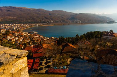 OHRID, NORTH MACEDONIA: Kuzey Makedonya 'daki UNESCO Dünya Mirasları Bölgesi olan Ohri Gölü ve Ohri Gölü üzerindeki Eski Samuel Kalesi veya Samuel' in Kalesi 'nin en üst manzarası
