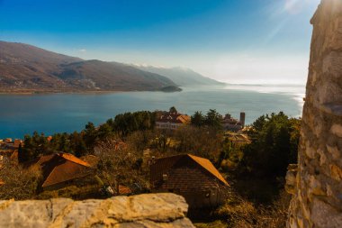 OHRID, NORTH MACEDONIA: Kuzey Makedonya 'daki UNESCO Dünya Mirasları Bölgesi olan Ohri Gölü ve Ohri Gölü üzerindeki Eski Samuel Kalesi veya Samuel' in Kalesi 'nin en üst manzarası
