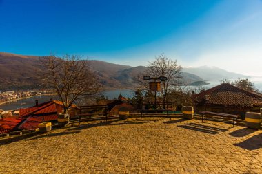 OHRID, NORTH MACEDONIA: Kuzey Makedonya 'daki UNESCO Dünya Mirasları Bölgesi olan Ohri Gölü ve Ohri Gölü üzerindeki Eski Samuel Kalesi veya Samuel' in Kalesi 'nin en üst manzarası