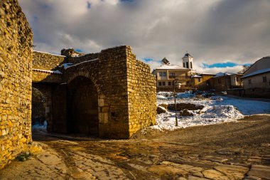 OHRID, NORTH MACEDONIA: Kuzey Makedonya 'daki UNESCO Dünya Mirasları Alanının eski Ohri kasabasının Eski Kale Duvarı girişi