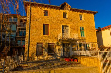 OHRID, NORTH MACEDONIA: klasik tarzda eski malikaneler. Eski şehir Ohri 'deki sokak, UNESCO Dünya Mirası Bölgesi.