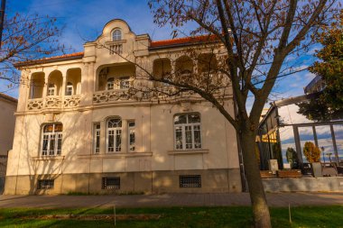 OHRID, NORTH MACEDONIA: klasik tarzda eski malikaneler. Eski şehir Ohri 'deki sokak, UNESCO Dünya Mirası Bölgesi.