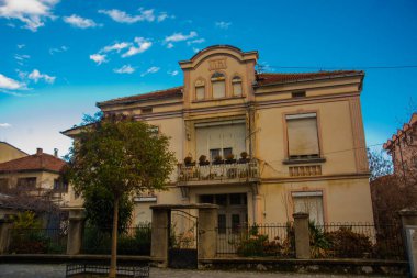 OHRID, NORTH MACEDONIA: klasik tarzda eski malikaneler. Eski şehir Ohri 'deki sokak, UNESCO Dünya Mirası Bölgesi.