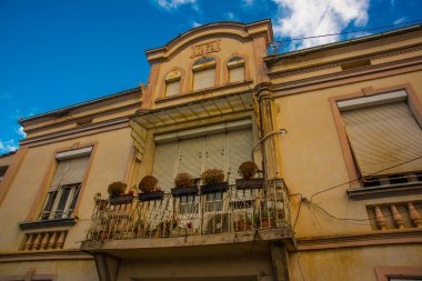 OHRID, NORTH MACEDONIA: klasik tarzda eski malikaneler. Eski şehir Ohri 'deki sokak, UNESCO Dünya Mirası Bölgesi.