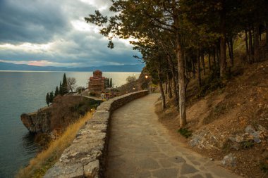 OHRID, NORTH MACEDONIA: Ohri Gölü üzerindeki güzel St. Jovan Kaneo Kilisesi. UNESCO Dünya Mirası Alanı.