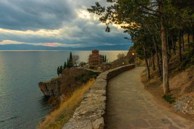 OHRID, NORTH MACEDONIA: Ohri Gölü üzerindeki güzel St. Jovan Kaneo Kilisesi. UNESCO Dünya Mirası Alanı.