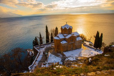 OHRID, NORTH MACEDONIA: Günbatımında Ohri Gölü üzerindeki St. Jovan Kaneo Kilisesi. UNESCO Dünya Mirası Alanı.