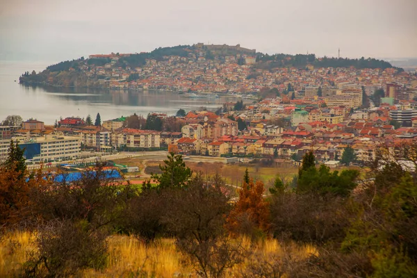 Ohrid ノース マセドニア オフリドの町のトップビューと山とオフリッド湖 ユネスコ世界遺産 — ストック写真