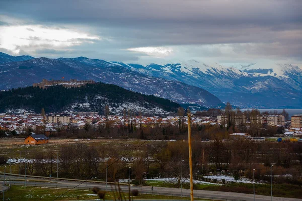 Ohrid ノース マセドニア オフリドの町のトップビューと山とオフリッド湖 ユネスコ世界遺産 — ストック写真
