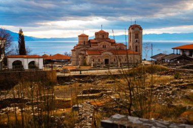 OHRID, NORTH MACEDONIA: Plaoshnik bölgesinde eski kalıntılar. Aziz Clement ve Panteleimon Kilisesi veya Crkva Sveti Kliment Pantelejmon, Ohri 'de bir Bizans kilisesidir..
