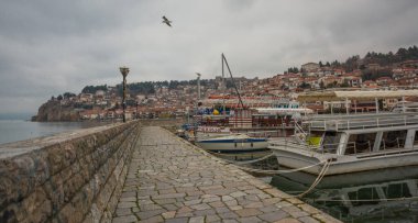 OHRID, NORTH MACEDONIA: Ohri Gölü 'nün setindeki gemilerle rıhtımın manzarası. UNESCO Dünya Mirası Alanı.