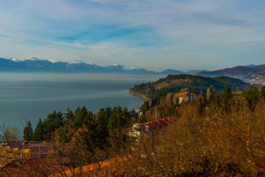 OHRID, NORTH MACEDONIA: Güneşli bir günde Ohri Gölü manzaralı manzara. UNESCO Dünya Mirası Alanı