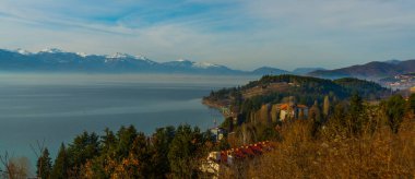 OHRID, NORTH MACEDONIA: Güneşli bir günde Ohri Gölü manzaralı manzara. UNESCO Dünya Mirası Alanı