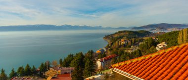 OHRID, NORTH MACEDONIA: Güneşli bir günde Ohri Gölü manzaralı manzara. UNESCO Dünya Mirası Alanı