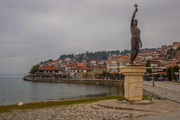 Ohrid North Macedonia Vízkereszt Emlékmű Bronz Szobor Egy Férfi Kezében — Stock Fotó