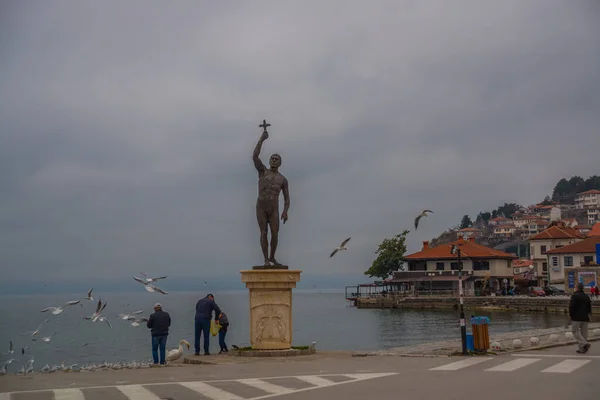 Ohrid North Macedonia Monumen Epiphany Patung Perunggu Seorang Pria Memegang — Stok Foto