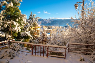 OHRID, NORTH MACEDONIA: UNESCO 'nun kışın, dağların terasından, sokak lambasından ve eski Ohri kasabasından manzara