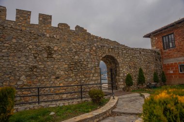 OHRID, NORTH MACEDONIA: Makedonya 'nın Aşağı Kapı Meydanı ve eski Ohri kentinin alt tarafındaki takviye duvarları. UNESCO Dünya Mirası Alanı