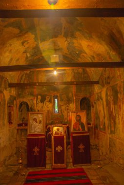 OHRID, NORTH MACEDONIA: fresklerle tapınağın içi. St. Nicholas Bolnichki Kilisesi, 14. yüzyılda Ohri şehrinde inşa edilmiştir. UNESCO Dünya Mirası Alanı
