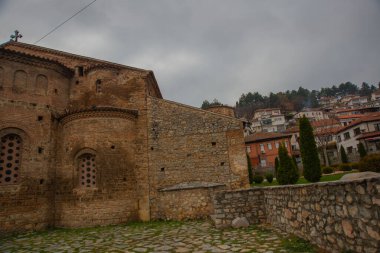 OHRID, NORTH MACEDONIA: Ohri 'nin tarihi merkezinde güzel bir Ortodoks kilisesi. UNESCO Dünya Mirası Alanı
