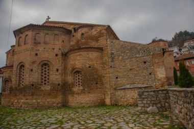 OHRID, NORTH MACEDONIA: Ohri 'nin tarihi merkezinde güzel bir Ortodoks kilisesi. UNESCO Dünya Mirası Alanı