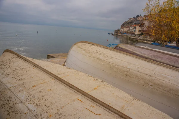 OHRID, NORD MACEDONIA: Ohrid lake. Barche da pesca con vista su un centro storico di Ohrid sullo sfondo. — Foto Stock