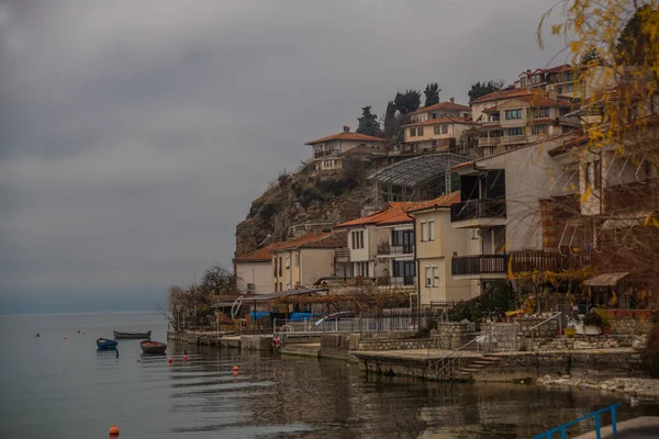 OHRID, NORTH MACEDONIA: Prachtig uitzicht op het meer en de oude stad Ohrid op een bewolkte dag. — Stockfoto