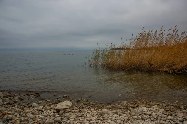 OHRID, północna MACEDONIA: Krajobraz z widokiem na jezioro Ochryda w pochmurny dzień. — Zdjęcie stockowe