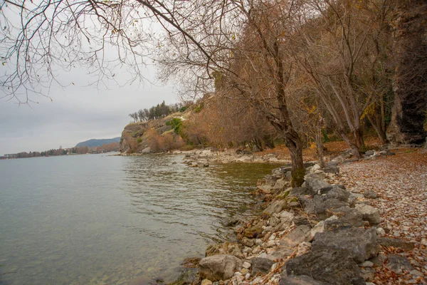 OHRID, NORTH MACEDONIA: Landskap med utsikt över sjön Ohrid en molnig dag. — Stockfoto