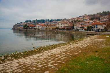 OHRID, NORTH MACEDONIA: Bulutlu bir günde güzel göl manzarası ve eski Ohri kasabası.