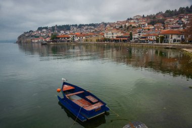 OHRID, NORTH MACEDONIA: Ohri gölü. Arka planda Ohri manzaralı balıkçı tekneleri.