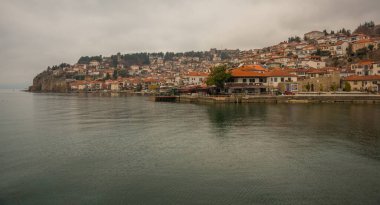OHRID, NORTH MACEDONIA: Bulutlu bir günde güzel göl manzarası ve eski Ohri kasabası.