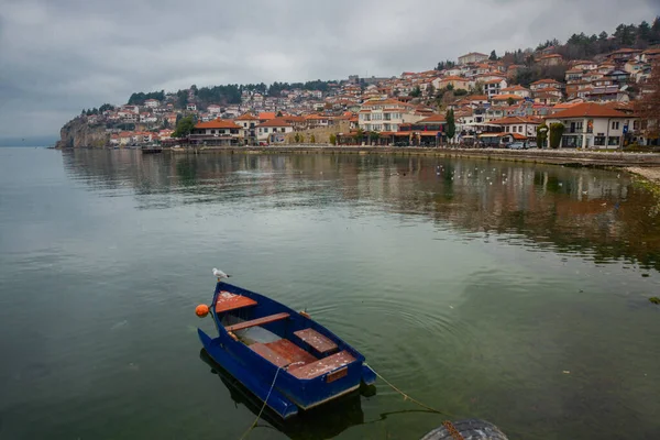 OHRID 、北マセドニア:オリード湖。背景に古い町オフリッドの景色を望む漁船. — ストック写真