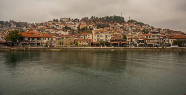 OHRID, północna MACEDONIA: Piękny widok na jezioro i stare miasto Ochrydy w pochmurny dzień. — Zdjęcie stockowe