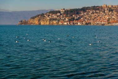 OHRID, NORTH MACEDONIA: Güneşli bir günde şehir ve Ohri Gölü manzarası. UNESCO Dünya Mirası Alanı.