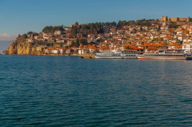 OHRID, NORTH MACEDONIA: Güneşli bir günde şehir ve Ohri Gölü manzarası. UNESCO Dünya Mirası Alanı.