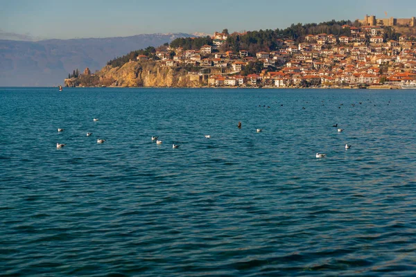 Ohrid 北マセドニア 晴れた日に街とオフリド湖の景色 ユネスコ世界遺産 — ストック写真