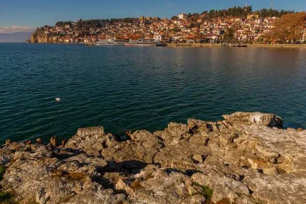 Ohrid 北マセドニア 晴れた日に街とオフリド湖の景色 ユネスコ世界遺産 — ストック写真