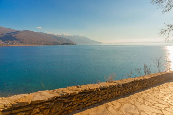 OHRID, NORTH MACEDONIA: Güneşli bir günde Ohri Gölü 'nün güzel manzarası. UNESCO Dünya Mirası Alanı.