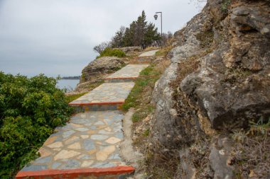OHRID, NORTH MACEDONIA: Bulutlu bir günde Ohri Gölü 'nden üst manzara. UNESCO Dünya Mirası Alanı