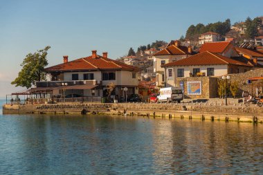 OHRID, NORTH MACEDONIA: Güneşli bir günde eski kasaba ve Ohri Gölü manzaralı güzel bir manzara. UNESCO Dünya Mirası Alanı.