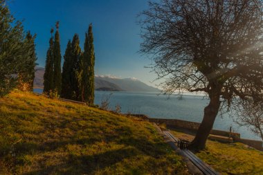 OHRID, NORTH MACEDONIA: Güneşli bir günde Ohri Gölü 'nün güzel manzarası. UNESCO Dünya Mirası Alanı.