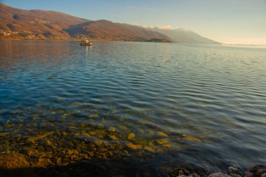 OHRID, NORTH MACEDONIA: Güneşli bir günde Ohri Gölü 'nün güzel manzarası. UNESCO Dünya Mirası Alanı.